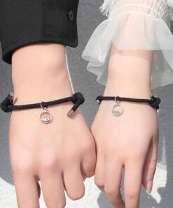 Trek parenarmbanden aan